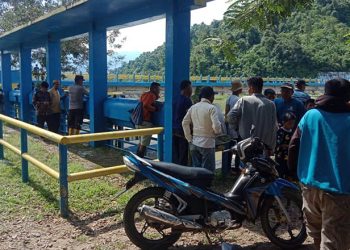 Warga melakukan pencarian di bantaran sungai Mohiyolo, Bendung Paguyaman untuk mencari keberadaan Zakaria yang dilaporkan hanyut.(istimewa)