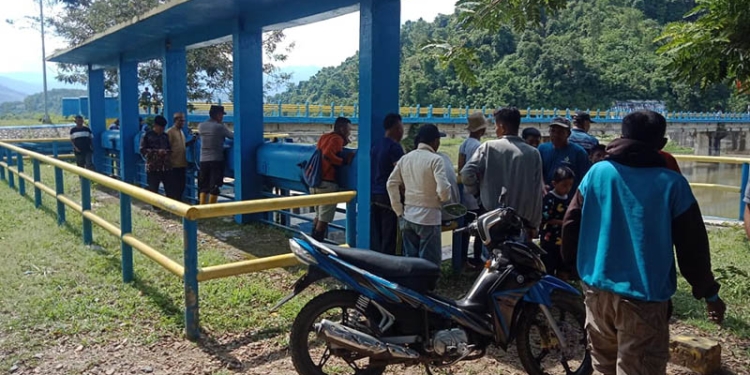 Warga melakukan pencarian di bantaran sungai Mohiyolo, Bendung Paguyaman untuk mencari keberadaan Zakaria yang dilaporkan hanyut.(istimewa)