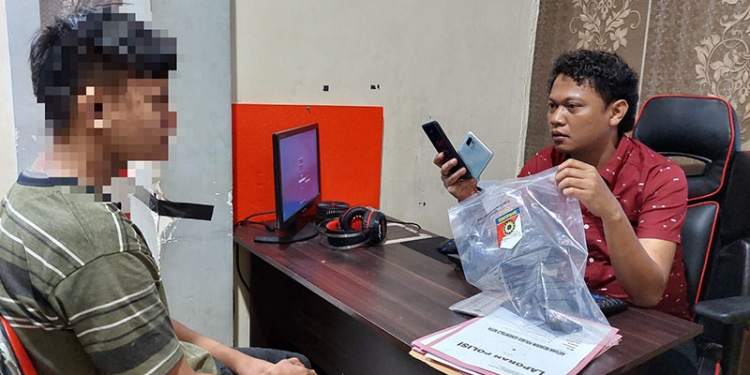 FT alias Feri (18), Terudga pelaku pencurian headphone, saat diamankan ti Mapolres Gorontalo Kota, Kamis (2/6/2022). Foto : istimewa