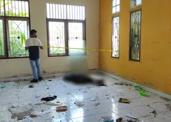 Petugas Kepolisian melakukan Olah Tempat Kejadian Perkara (TKP) penemuan mayat di gedung eks perpustakaan Pohuwato, Jumat (3/6/2022).