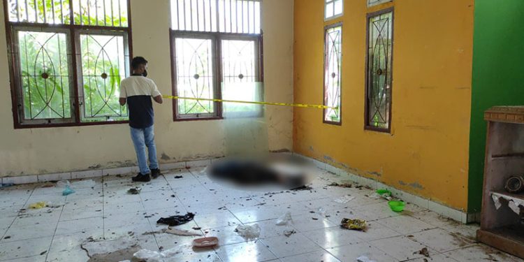 Petugas Kepolisian melakukan Olah Tempat Kejadian Perkara (TKP) penemuan mayat di gedung eks perpustakaan Pohuwato, Jumat (3/6/2022).