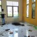 Petugas Kepolisian melakukan Olah Tempat Kejadian Perkara (TKP) penemuan mayat di gedung eks perpustakaan Pohuwato, Jumat (3/6/2022).