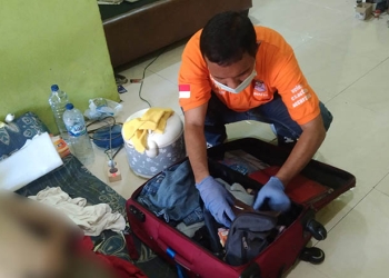 Tim Indentifikasi Polres Pohuwato melakukan identifikasi terhadap jasad Wendi Chandra yang ditemukan tewas di dalam kamar Perumahan Marisa Indah.