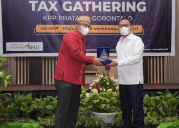 Penjabat Gubernur Gorontalo, Hamka Hendra Noer (kanan) menerima cinderamata dari Kepala KPP Pratama Gorontalo, Suyono.(Pemprov Gorontalo)