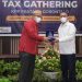 Penjabat Gubernur Gorontalo, Hamka Hendra Noer (kanan) menerima cinderamata dari Kepala KPP Pratama Gorontalo, Suyono.(Pemprov Gorontalo)