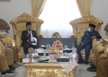 Penjabat Gubernur Hamka Hendra Noer didampingi Sekdaprov Darda Daraba saat memimpin Rapat Pimpinan (Rapim) Organisasi Perangkat Daerah (OPD) di lingkup Pemerintah Provinsi Gorontalo, Senin (27/6/2022).Rapat ini untuk menindak lanjuti arahan sejumlah Menteri kepada Hamka beberapa waktu lalu di Jakarta. (Foto: Salman)