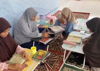 Para Santriwati sedang belajar dan menyetorkan hafalan Quran dalam kegiatan Pesantren 10 Hari Daarul Khairat Gorontalo. (istimewa)