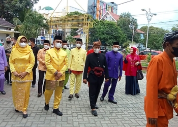 Pejabat Gubernur Gorontalo, Hamka Hendra Noer saat bersilaturahmi dengan Wali Kota Gorontalo, Marten Taha di rumah dinas Wali Kota, Senin (6/6/2022). Foto : Sari/gopos