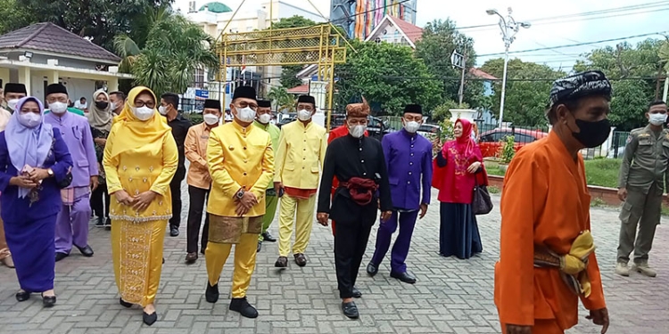 Pejabat Gubernur Gorontalo, Hamka Hendra Noer saat bersilaturahmi dengan Wali Kota Gorontalo, Marten Taha di rumah dinas Wali Kota, Senin (6/6/2022). Foto : Sari/gopos