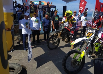 Bupati Pohuwato, Saipul Mbuinga, Didampingi Wakapolres Pohuwato, Kompol Cakra Donya, Melepas Peserta Trail Adventure Pohuwato Jelajah Wisata Alam Bumi Panua, Sabtu 25/06/2022 (Yusuf/Gopos)