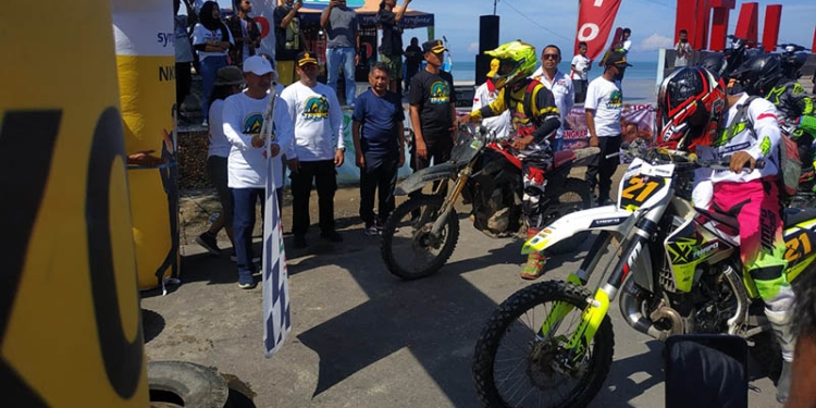 Bupati Pohuwato, Saipul Mbuinga, Didampingi Wakapolres Pohuwato, Kompol Cakra Donya, Melepas Peserta Trail Adventure Pohuwato Jelajah Wisata Alam Bumi Panua, Sabtu 25/06/2022 (Yusuf/Gopos)