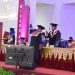 Rektor UNG, Eduart Wolok memindahkan tali toga lulusan UNG pada prosesi wisuda, Kamis (30/6/2022) (istimewa)