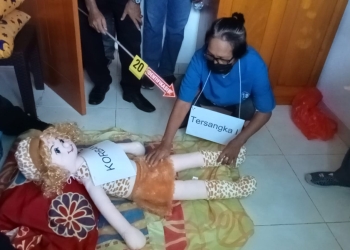 Oma Aril memeragakan tindakan yang dilakukan kepada korban dalam rekonstruksi kasus penganiayaan yang berujung kematian bocah 5 tahun ASK alias Icha, Jumat (17/6/2022). (sari/gopos)