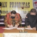 Wali Kota Gorontalo, Marten Taha (kanan) bersama Direktur Utama RSJPD Harapan Kita, Dr. Iwan Dakota (tengah) menandatangani MoU antara RSAS dan RSJPD Harapan Kita untuk pengembangan layanan penyakit jantung di RSAS Kota Gorontalo, Senin (27/6/2022). (Pemkot Gorontalo)