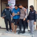 Tersangka pencurian sepeda motor, HW alias Gery dipapah personel Polres Gorontalo Kota. (Sari/gopos)