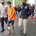 Tersangka pencurian, RAPM alias Iki dikawal petugas Polres Gorontalo Kota, Kamis (9/6/2022). (Sari/gopos)