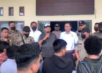 Wakil Ketua DPRD Bone Bolango  Zainudin Pedro Bau  mengapresiasi aksi demo Persatuan Aksi Pelajar Mahasiswa Indonesia Bone Bolango (PAPMIB-G). (Foto: Istimewa)