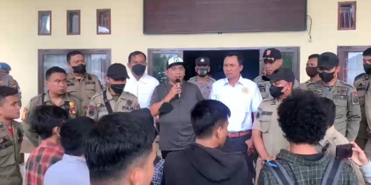 Wakil Ketua DPRD Bone Bolango  Zainudin Pedro Bau  mengapresiasi aksi demo Persatuan Aksi Pelajar Mahasiswa Indonesia Bone Bolango (PAPMIB-G). (Foto: Istimewa)