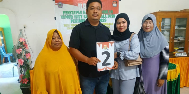 Calon Kepala Desa Mootilango, Kecamatan Duhiadaa, Kabupaten Pohuwato, Suharno Ibrahim, Didampingi Pendukung, Sabtu 25/06/2022 (Yusuf/Gopos)