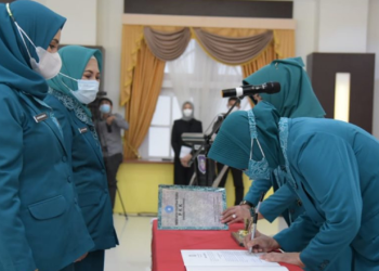 Penandatanganan berita acara oleh Ketua Tim Penggerak PKK Provinsi Gorontalo drg. Gamaria Purnamawati Monoarfa,  usai melantik Penjabat Ketua TP-PKK Boalemo dan Ketua TP-PKK Gorontalo Utara,  Senin (28/6/2022) di Aula Rudis Gubernur. (Foto: Salman)