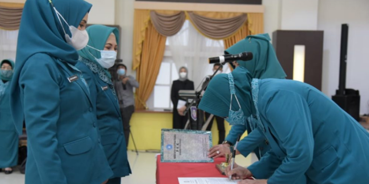 Penandatanganan berita acara oleh Ketua Tim Penggerak PKK Provinsi Gorontalo drg. Gamaria Purnamawati Monoarfa,  usai melantik Penjabat Ketua TP-PKK Boalemo dan Ketua TP-PKK Gorontalo Utara,  Senin (28/6/2022) di Aula Rudis Gubernur. (Foto: Salman)