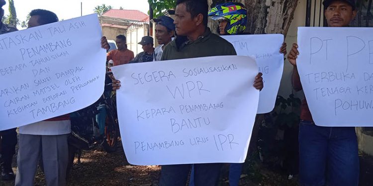 Aliansi Masyarakat Bersama Penambang Daerah menyuarakan masalah rekrutmen tenaga kerja dan persoalan limbah hingga WPR di depan kantor PT PETS Pohuwato, Selasa (21/6/2022). (Yusuf/gopos)