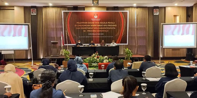Latihan Dasar Tata Kelola Pemilu bagi PNS di lingkungan Sekretariat KPU Provinsi dan KPU Kabupaten/Kota se-Gorontalo, Selasa (21/6/2022). (hasan/gopos)