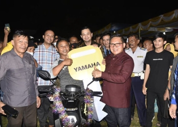 Wali Kota Gorontalo, serahkan hadiah utama berupa satu unit sepeda motor kepada Fadli Yunus, Kamis (2/6/2022). Foto : Humas