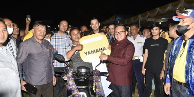 Wali Kota Gorontalo, serahkan hadiah utama berupa satu unit sepeda motor kepada Fadli Yunus, Kamis (2/6/2022). Foto : Humas