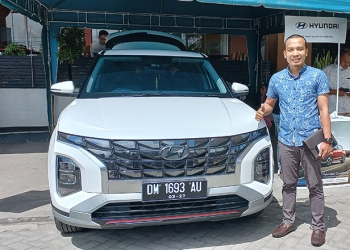 Warga Kota Gorontalo, Farman Pakaya, berpose usai melakukan uji coba berkendara Hyundai Creta tipe Prime, Ahad (19/6/2022) di halaman parkir Gorontalo Mall. (hasan/gopos)