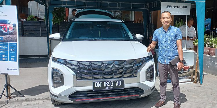 Warga Kota Gorontalo, Farman Pakaya, berpose usai melakukan uji coba berkendara Hyundai Creta tipe Prime, Ahad (19/6/2022) di halaman parkir Gorontalo Mall. (hasan/gopos)