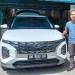 Warga Kota Gorontalo, Farman Pakaya, berpose usai melakukan uji coba berkendara Hyundai Creta tipe Prime, Ahad (19/6/2022) di halaman parkir Gorontalo Mall. (hasan/gopos)