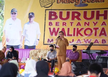 Wali Kota Gorontalo, Marten Taha, saat bertatap muka dengan para buruh di Gorontalo, Selasa (7/6/2022). (Pemkot Gorontalo)