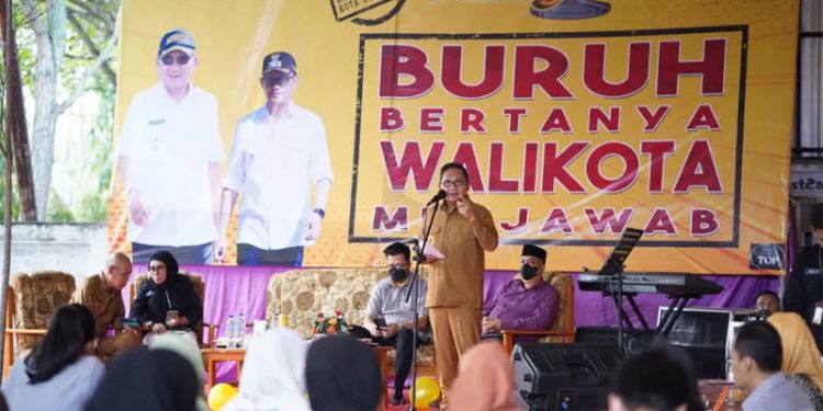Wali Kota Gorontalo, Marten Taha, saat bertatap muka dengan para buruh di Gorontalo, Selasa (7/6/2022). (Pemkot Gorontalo)