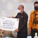 Wali Kota Gorontalo, Marten Taha, menyerahkan santunan Jamsostek untuk ahli waris ASN di Dinas PTSP Kota Gorontalo. (Pemkot Gorontalo)
