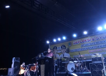 Wali Kota Gorontalo, Marten Taha saat menyampaikan sambutan pada kegiatan refleksi tiga tahun kepemimpinan pasangan Matahari, di Lapangan Bulotadaa Barat, Kecamatan Sipatana, Kota Gorontalo. Selasa (2/6/2022). Foto : Sari/gopos)