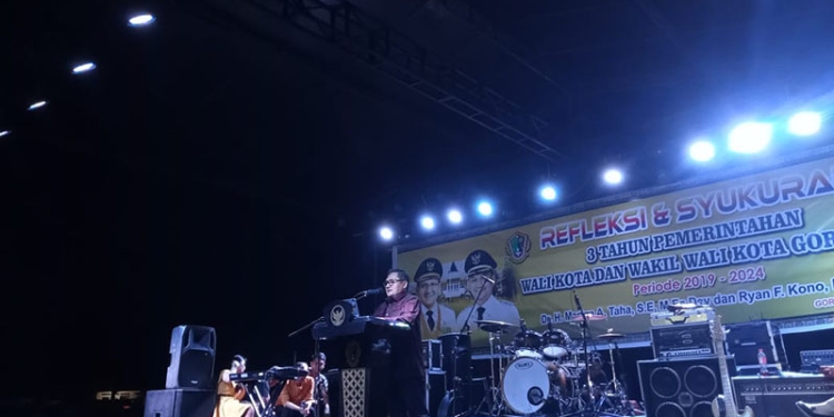 Wali Kota Gorontalo, Marten Taha saat menyampaikan sambutan pada kegiatan refleksi tiga tahun kepemimpinan pasangan Matahari, di Lapangan Bulotadaa Barat, Kecamatan Sipatana, Kota Gorontalo. Selasa (2/6/2022). Foto : Sari/gopos)