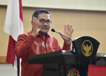Wali Kota Gorontalo, Marten Taha, saat membuka sarasehan MPD ICMI Gorontalo yang membahas repositioning falsafah adat Gorontalo dalam Pembangunan Kota Gorontalo Modern Berbasis Kearifan Lokal dalam Bingkai Serambi Madinah, Kamis (30/6/2022) di Banthayo Lo Yiladia (BLY) Rumah Dinas Wali Kota Gorontalo.