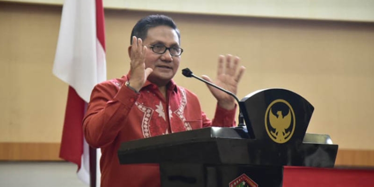 Wali Kota Gorontalo, Marten Taha, saat membuka sarasehan MPD ICMI Gorontalo yang membahas repositioning falsafah adat Gorontalo dalam Pembangunan Kota Gorontalo Modern Berbasis Kearifan Lokal dalam Bingkai Serambi Madinah, Kamis (30/6/2022) di Banthayo Lo Yiladia (BLY) Rumah Dinas Wali Kota Gorontalo.
