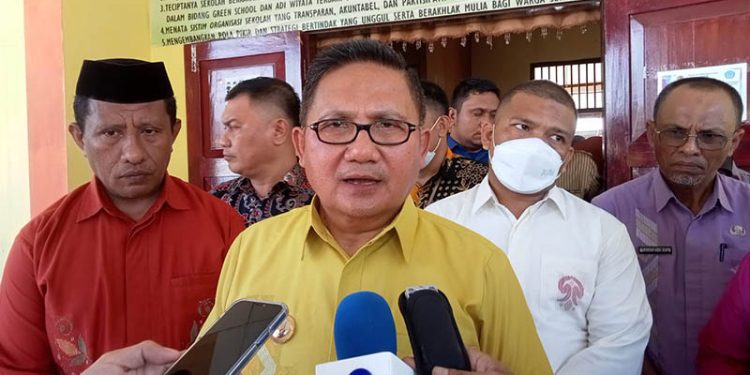 Wali Kota Gorontalo, Marten Taha saat mengunjungi SMP 10 Kota Gorontalo, Kamis (23/6/2022). Foto : Sari/gopos