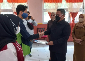 Wali Kota Gorontalo, Marten Taha, menyerahkan sertifikat bagi tenaga kerja yang mengikuti pelatihan vokasi di Bekasi beberapa waktu lalu, Senin (27/6/2022). (hasan/gopos)
