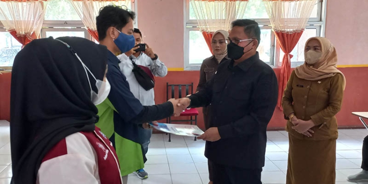 Wali Kota Gorontalo, Marten Taha, menyerahkan sertifikat bagi tenaga kerja yang mengikuti pelatihan vokasi di Bekasi beberapa waktu lalu, Senin (27/6/2022). (hasan/gopos)