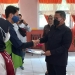 Wali Kota Gorontalo, Marten Taha, menyerahkan sertifikat bagi tenaga kerja yang mengikuti pelatihan vokasi di Bekasi beberapa waktu lalu, Senin (27/6/2022). (hasan/gopos)