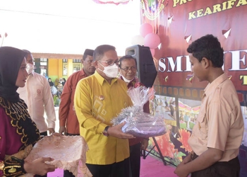 Wali Kota Gorontalo, Marten Taha, menyerahkan hadiah kepada siswa dalam kegiatan penamatan Siswa SMP 10 Kota Gorontalo, Kamis (23/6/2022). (Pemkot Gorontalo)