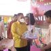 Wali Kota Gorontalo, Marten Taha, menyerahkan hadiah kepada siswa dalam kegiatan penamatan Siswa SMP 10 Kota Gorontalo, Kamis (23/6/2022). (Pemkot Gorontalo)