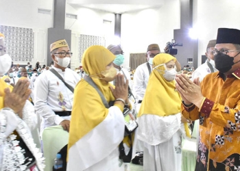 Wali Kota Gorontalo, Marten Taha (kanan) menyapa para JCH asal Kota Gorontalo yang akan diberangkatkan menuju ke tanah suci Mekkah, Ahad (26/6/2022). (Pemkot Gorontalo)