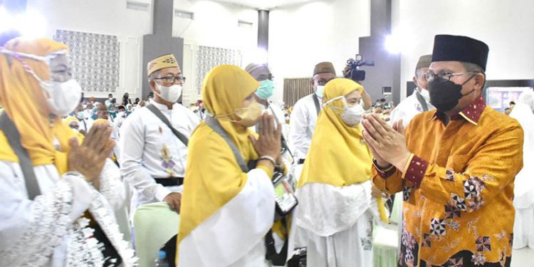 Wali Kota Gorontalo, Marten Taha (kanan) menyapa para JCH asal Kota Gorontalo yang akan diberangkatkan menuju ke tanah suci Mekkah, Ahad (26/6/2022). (Pemkot Gorontalo)