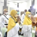 Wali Kota Gorontalo, Marten Taha (kanan) menyapa para JCH asal Kota Gorontalo yang akan diberangkatkan menuju ke tanah suci Mekkah, Ahad (26/6/2022). (Pemkot Gorontalo)