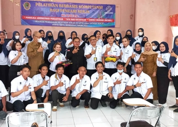 Wali Kota Gorontalo, Marten Taha, berpose bersama peserta pelatihan berbasis kompetensi bagi pencari kerja di LLK-UKM Kota Gorontalo, Senin (17/6/2022).(Hasan/gopos)
