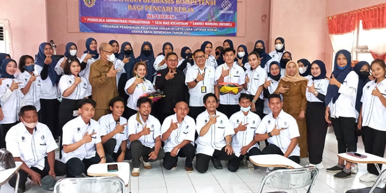 Wali Kota Gorontalo, Marten Taha, berpose bersama peserta pelatihan berbasis kompetensi bagi pencari kerja di LLK-UKM Kota Gorontalo, Senin (17/6/2022).(Hasan/gopos)